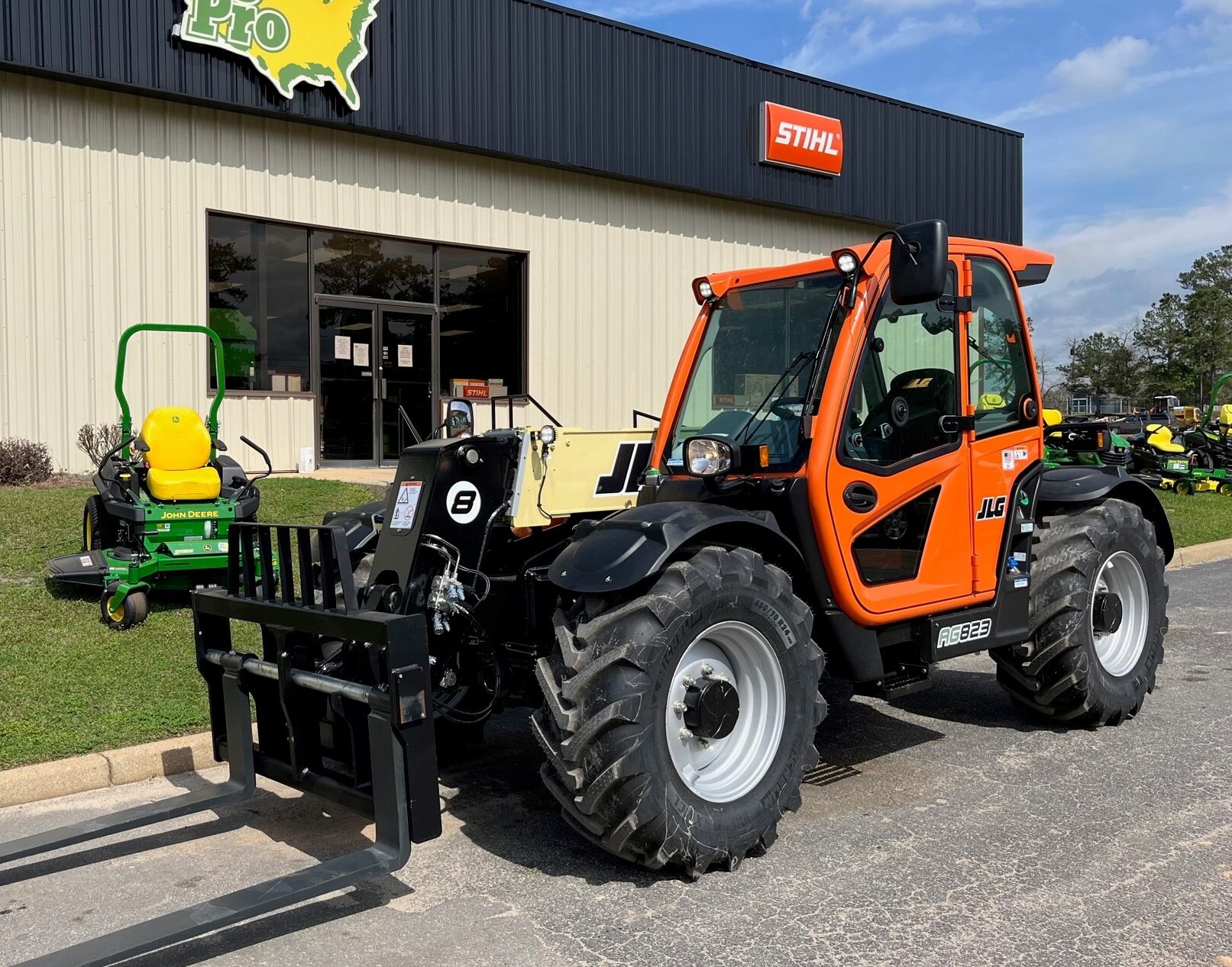 JLG 823 Spec Sheet